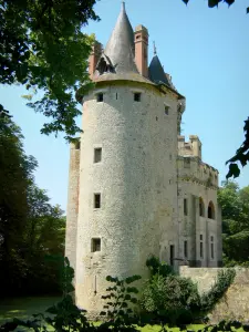 Schloss von Saint-Loup-sur-Thouet - Turm des alten Schlosses und Wassergräben; auf der Gemeinde Saint-Loup-Lamairé