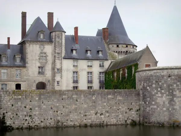 Schloß von Sully-sur-Loire - Mittelalterliche Festung und Wassergräben (die Sange)