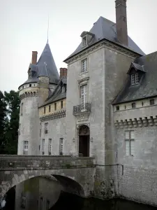 Schloß von Sully-sur-Loire - Mittelalterliche Festung, Brücke und Wassergräben (die Sange)