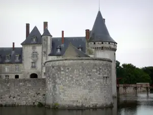 Schloß von Sully-sur-Loire - Mittelalterliche Festung, Wassergräben (die Sange) und Steg