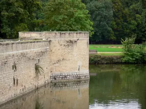 Schloß von Sully-sur-Loire - Befestigungsmauern, Wassergräben (die Sange) und Park bestanden mit Bäumen