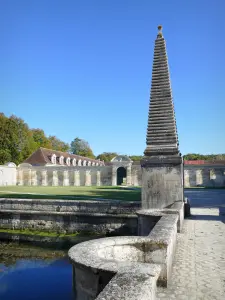 Schloß von Tanlay - Pyramide, die die Brücke über den Wassergraben und Green Court im Hintergrund schmückt