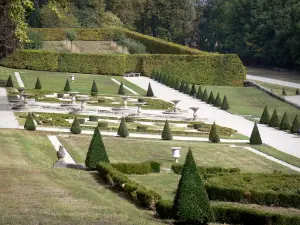 Schloß von Touvet - Schlossgärten: Beete mit Buchsbaum Stickereien und niedrige Wasserbecken, auf der Gemeinde Le Touvet, im Grésivaudan