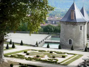 Schloß von Touvet - Schlossgärten: Beete mit Buchs Stickereien säumen die Wassertreppe und Kapelle; auf der Gemeinde Le Touvet, im Grésivaudan