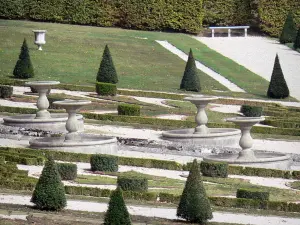 Schloß von Touvet - Schlossgärten: niedrige Wasserbecken und Beete mit Buchsbaum Stickereien säumen die Wassertreppe; auf der Gemeinde Le Touvet, im Grésivaudan