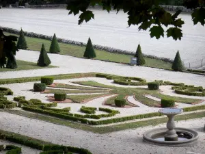 Schloß von Touvet - Niedriges Becken und Beet mit Buchsbaum Stickereien des Schlossgartens; auf der Gemeinde Le Touvet, im Grésivaudan