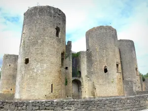 Schloss von Villandraut - Türme der mittelalterlichen Festung