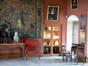 Schloß von Virieu - Im Schloß: Wandteppiche, Gemälde, Ziergegenstände und Mobiliar des grossen Saals