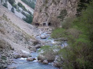 Schlucht der Souloise - Fluss Souloise, Felsen, Bäume und Felswände; im Dévoluy