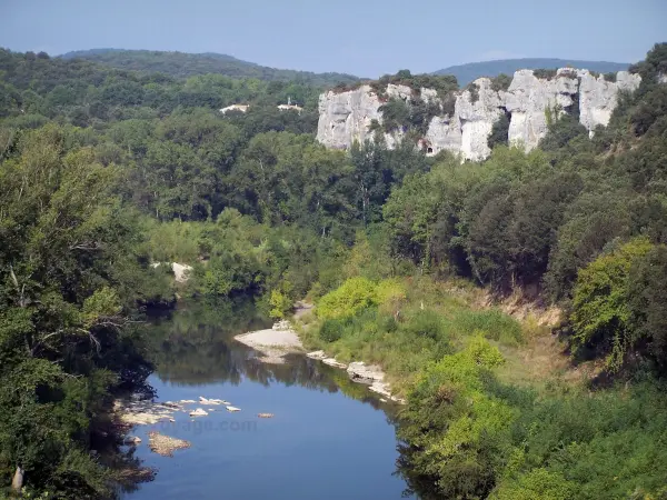 Schluchten der Cèze - Fluss Cèze gesäumt von Sträuchern und Bäumen, Felsen (Felswände) dominierend das Ganze
