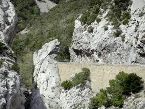 Schluchten von Galamus - Blick auf die Schluchtenstrasse umgeben von Felswänden