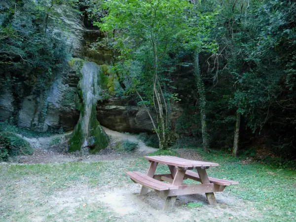 Schluchten des Gats - Picknicktisch am Fuße einer Klippe in grüner Umgebung