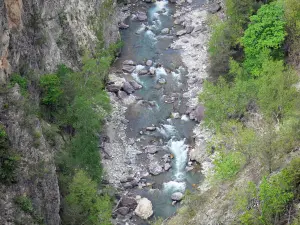 Schluchten des Guil - Gebirgsbach Guil, Bäume, Felsen und Felswände; im Regionalen Naturpark Queyras