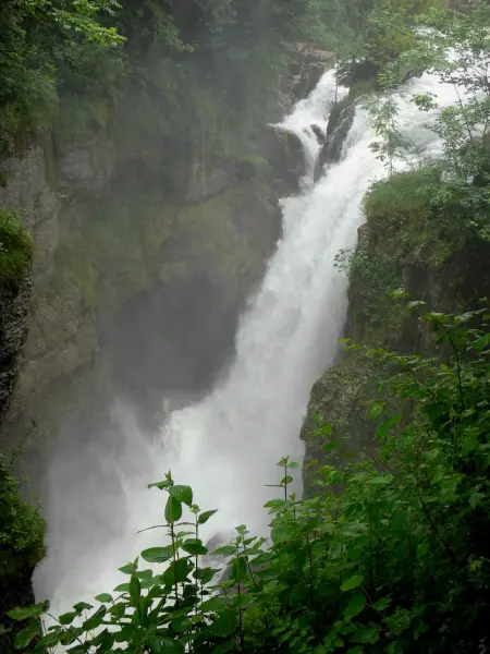 Schluchten der Langouette - Wasserfall des Flusses (die Saine)