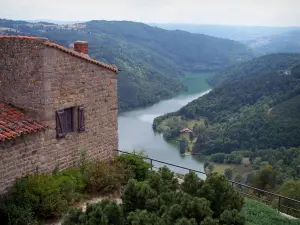 Schluchten der Loire - Steinhaus des Dorfes Chambles mit Blick auf den See Grangent (Rückhaltebecken auf dem Fluss Loire) gesäumt von bewaldeten Hügel