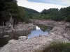 Schluchten der Loire - Fluss Loire gesäumt von Felsen und Bäumen