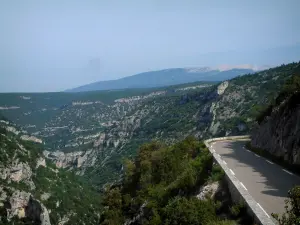 Schluchten Nesque - Strasse des Canyon, Felswände und Berg Ventoux im Hintergrund