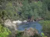 Schluchten des Orb - Häuschen aus Stein und Bäume am Rande des Wassers, Fluss Orb,
im Regionalen Naturpark des Haut-Languedoc