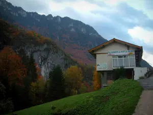 Schluchten des Pont du Diable - Empfang der Stätte, Felsen und Wald im Herbst