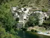 Schluchten des Tarn - Häuser des Weilers Hauterives (Gemeinde Sainte-Enimie) an den Ufern des Flusses Tarn; im Nationalpark der Cevennen