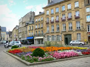Sedan - Macizo de flores y fachadas de la plaza de la Halle, incluyendo Poupart del hotel