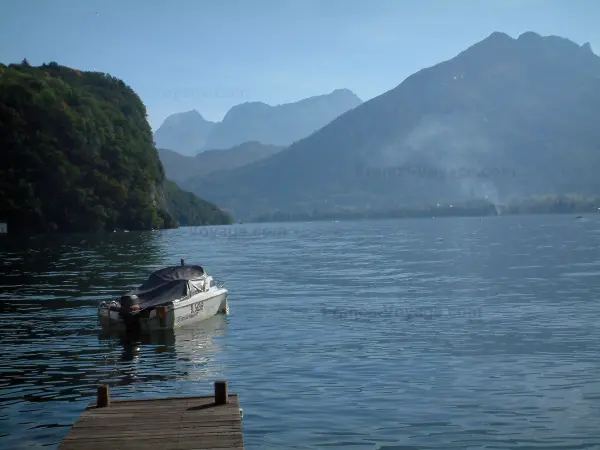 See von Annecy - Ponton aus Holz, See, Motorboot und Berge bedeckt mit Wald