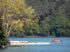 See Aydat - See, Steg, Tretboote, Boote und Bäume am Wasserufer; im Regionalen Naturpark der Vulkane der Auvergne