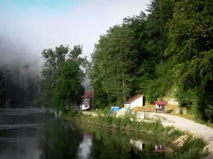 See von Chaillexon - See, Ufer, Picknick Tische, Haus und Bäume am Wasserrand