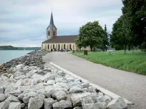 See Der-Chantecoq - Kirche der Halbinsel Champaubert und Spazierweg entlang der Wasserfläche (künstlicher See)