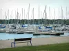 See Der-Chantecoq - Sitzbank mit Blick auf die Segelboote des Jachthafens von Nemours