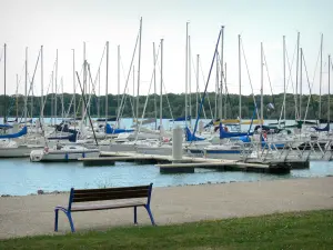 See Der-Chantecoq - Sitzbank mit Blick auf die Segelboote des Jachthafens von Nemours