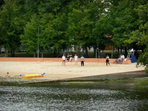 See Der-Chantecoq - Beach-Volleyball am Strand, am Seeufer des Sees Der