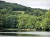 See Chaumeçon - Künstlicher See und sein bewaldetes Ufer; im Regionalen Naturpark des Morvan