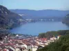 See von Nantua - Blick auf die Dächer der Stadt Nantua, den See und die Berge; im Haut-Bugey