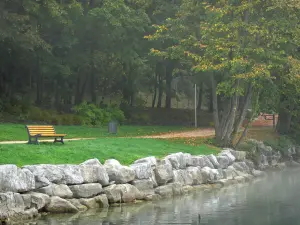 See von Nantua - Sitzbank und Bäume am Seeufer; im Haut-Bugey