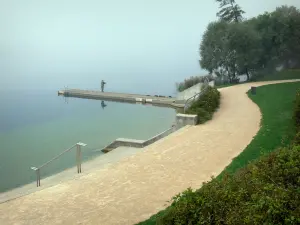 See von Nantua - Spazierweg dem See entlang, und Angler auf einem Steg; im Haut-Bugey