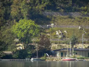 See von Nantua - Angemachte Segelschiffe und Seeufer; im Haut-Bugey