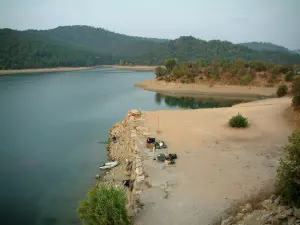 See Saint-Cassien - Fischer am Rande des Sees, Ufer, Wasserfläche und Hügel bedeckt mit Wald