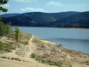 See Saint-Ferréol - Ufer, Becken und Hügel bedeckt mit Bäumen