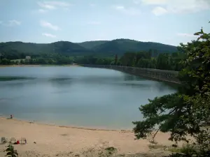 See Saint-Ferréol - Strand, Becken und Hügel bedeckt mit Bäumen