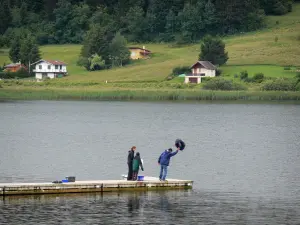 See Saint-Point - Häuser zum See von Malbuisson (Natursee) gehend,  Angler auf dem Steg