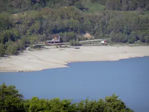 See Sautet - Blick auf den künstlichen See, den Strand und die Wassersportanlage; im Trièves