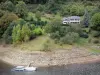 See des Staudamms von Sarrans - Haus aus Stein umgeben von Grün dominierend das Wasserstaubecken