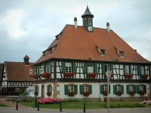 Seebach - Weisses (Bürgermeisteramt) Fachwerkhaus, Fenster dekoriert mit Geranien