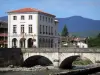 Seix - Mairie, maisons du village et pont enjambant la rivière Salat ; dans le Couserans, dans le Parc Naturel Régional des Pyrénées Ariégeoises