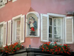 Sélestat - Pink house with windows decorated with geranium flowers (geraniums)