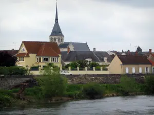 Selles-sur-Cher - Église, maisons de la ville et arbustes au bord de la rivière (le Cher)