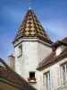 Semur-en-Auxois - Tourelle couverte de tuiles vernissées de l'ancienne maison des Gouverneurs