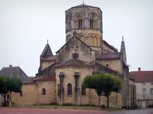 Semur-en-Brionnais - Collegiale kerk van Saint-Hilaire (kerk) in Romaanse stijl met zijn achthoekige klokkentoren, in Brionnais