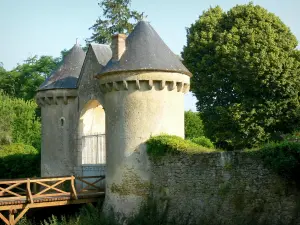 Semur-en-Vallon castle - Bridge and postern of the castle Semur